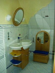 iker mosdó, gyerekfürdő, gyerekbútor, világítótornyos csempe