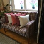 Hangulatos kockás kanapé díszparnakkal