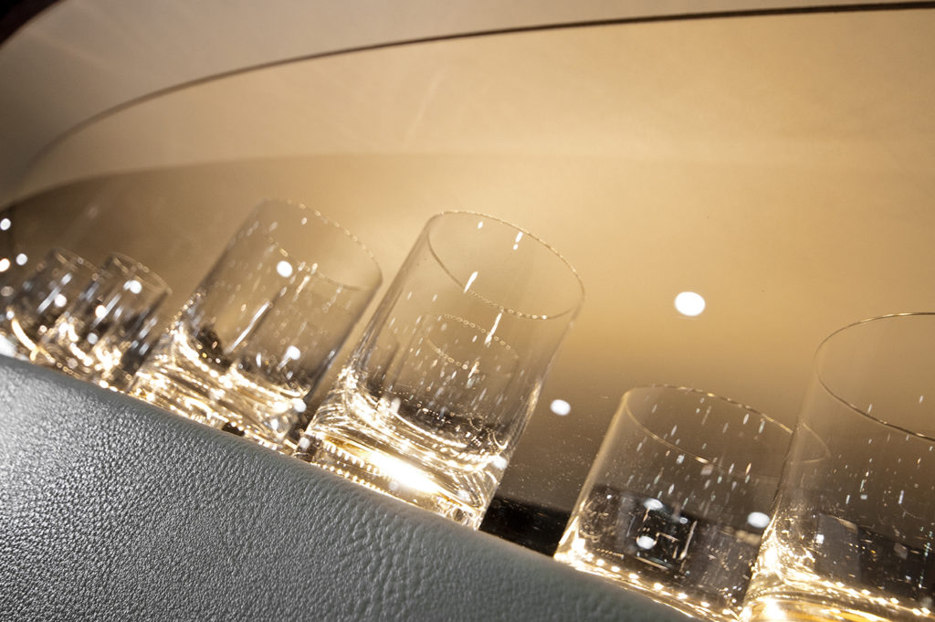 üvegpoharak bőr bárpultban