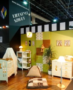 Babaszoba zöld-barna-fehérben