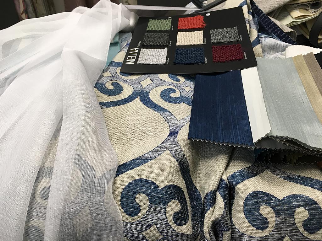 A lakberendezés része a függöny-., kárpit- és szőnyegminták összehangolása is.